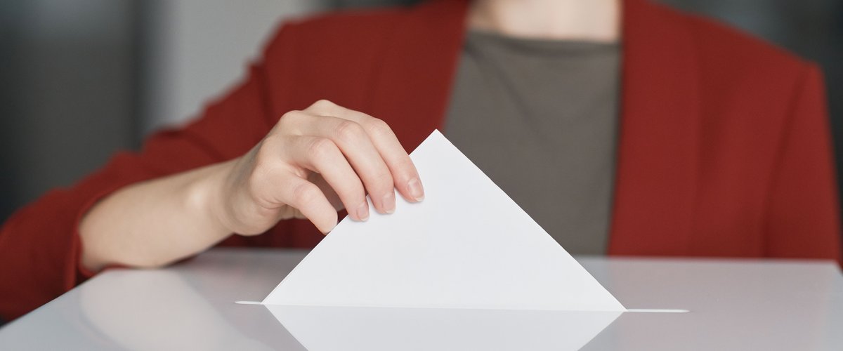 Eine Frau wirft einen Wahlzettel in eine Wahlurne. Foto: edmond dantes/pexels