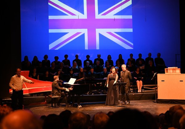 Musik im Zeichen des Union Jack: Zu den sehr gelungenen Veranstaltungen der „UK Begegnungen“ zählte im Oldenburgischen Staatstheater das Konzert „Very British!“. Foto: Jörg Hemmen Musik im Zeichen des Union Jack: Zu den sehr gelungenen Veranstaltungen der „UK Begegnungen“ zählte im Oldenburgischen Staatstheater das Konzert „Very British!“. Foto: Jörg Hemmen