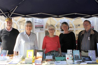Mitglieder des Literaturforums an einem Büchertisch. Foto: Stadt Oldenburg