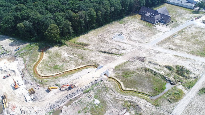 Renaturierung der Ofenerdieker Bäke mit dem Kasino im Hintergrund im Sommer 2019. Foto: Stadt Oldenburg