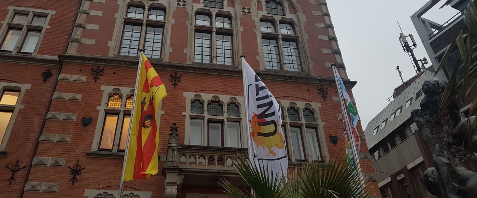 UN!TE 2020: Flaggen vor dem Alten Rathaus Oldenburg (Oldenburg-Flagge, UN!TE-Logo und Icons der 17 Nachhaltigkeitsziele). Foto: Stadt Oldenburg