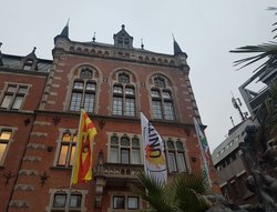 UN!TE 2020: Flaggen vor dem Alten Rathaus Oldenburg. Foto: Stadt Oldenburg UN!TE 2020: Flaggen vor dem Alten Rathaus Oldenburg (Oldenburg-Flagge, UN!TE-Logo und Icons der 17 Nachhaltigkeitsziele). Foto: Stadt Oldenburg