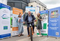 Axel Eilers, Vorstandsvorsitzender Ammerländer Versicherung, überreicht den Scheck für das neunte Etappenziel an (von links:) Christina-Mercedes Opel, Initiatorin, und Esther van Santen-Nguyen, Vorstand Buntes Ammerland. Foto: Felix Wenzel Axel Eilers, Vorstandsvorsitzender Ammerländer Versicherung, überreicht den Scheck für das neunte Etappenziel an (von links:) Christina-Mercedes Opel, Initiatorin, und Esther van Santen-Nguyen, Vorstand Buntes Ammerland. Foto: Felix Wenzel