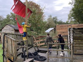 Kinder spielen im Rahmen des Ferienprogamms auf dem Bauspielplatz. Foto: Stadt Oldenburg