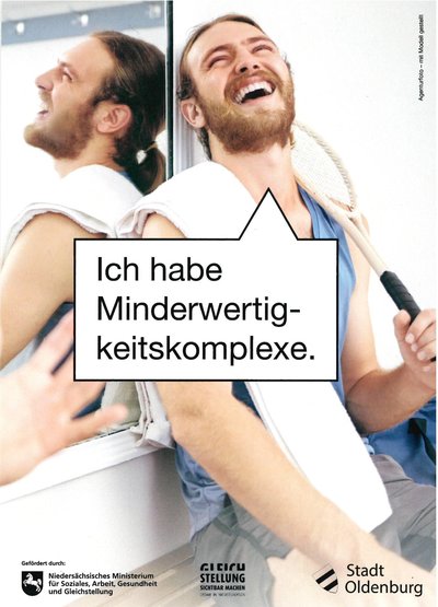 Ein Mann sitzt in herzhaft lachend in einer Herrenumkleide. Eine Sprechblase legt ihm die Worte in den Mund „Ich habe Minderwertigkeitskomplexe“. Grafik: thjnk/Stadt Oldenburg