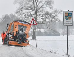 Dieses AWB-Räumfahrzeug blieb kurzzeitig am Rande zum Landkreis Ammerland stecken, konnte nach kurzer Zeit jedoch den Winterdienst wieder aufnehmen. Foto: Sascha Stüber
