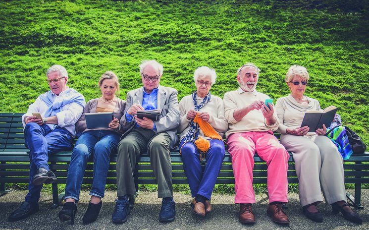 Senioren auf einer Bank. Foto: oneinchpunch/AdobeStock