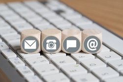 Tastatur mit Würfeln mit Kontaktsymbolen. Foto: fotogestoeber/Fotolia.com