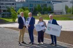 Nikolaus Jansen (Amt für regionale Landesentwicklung Weser-Ems, zweiter von links) übergab den Förderbescheid an Oberbürgermeister Jürgen Krogmann, Stadtbaurätin Christina-Petra Schacht und Ralph Wilken (Wirtschaftsförderung). Foto: Sascha Stüber