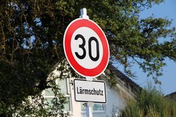 Schild Tempo 30 mit einem Zusatzschild „Lärmschutz“. Foto: lobpreis/Pixabay