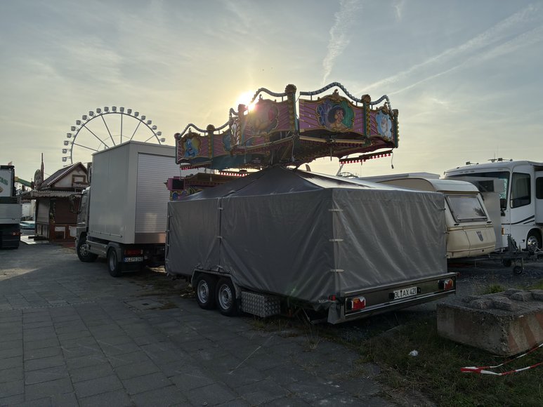 Ein Kinderkarussell beim Aufbau am 28. September 2026. Foto: Stadt Oldenburg