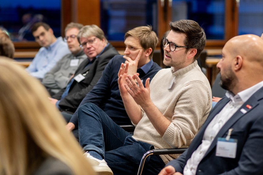 Teilnehmende der Veranstaltung diskutieren miteinander. Foto: Hauke-Christian Dittrich