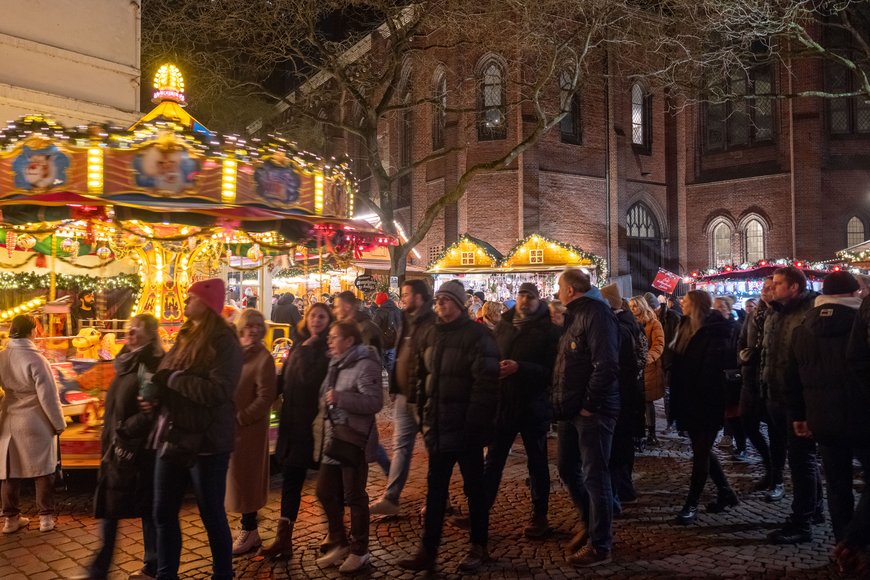 Sascha Stüber Das Kinderkarussell am Eingang zum Kirchgang beim Lamberti-Markt 2025. Foto: Sascha Stüber