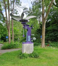 Die kinetische Plastik „Windwärts“ dreht sich frisch geputzt vor dem OLantis Huntebad nun wieder im Wind. Foto: Stadt Oldenburg Foto: Stadt Oldenburg