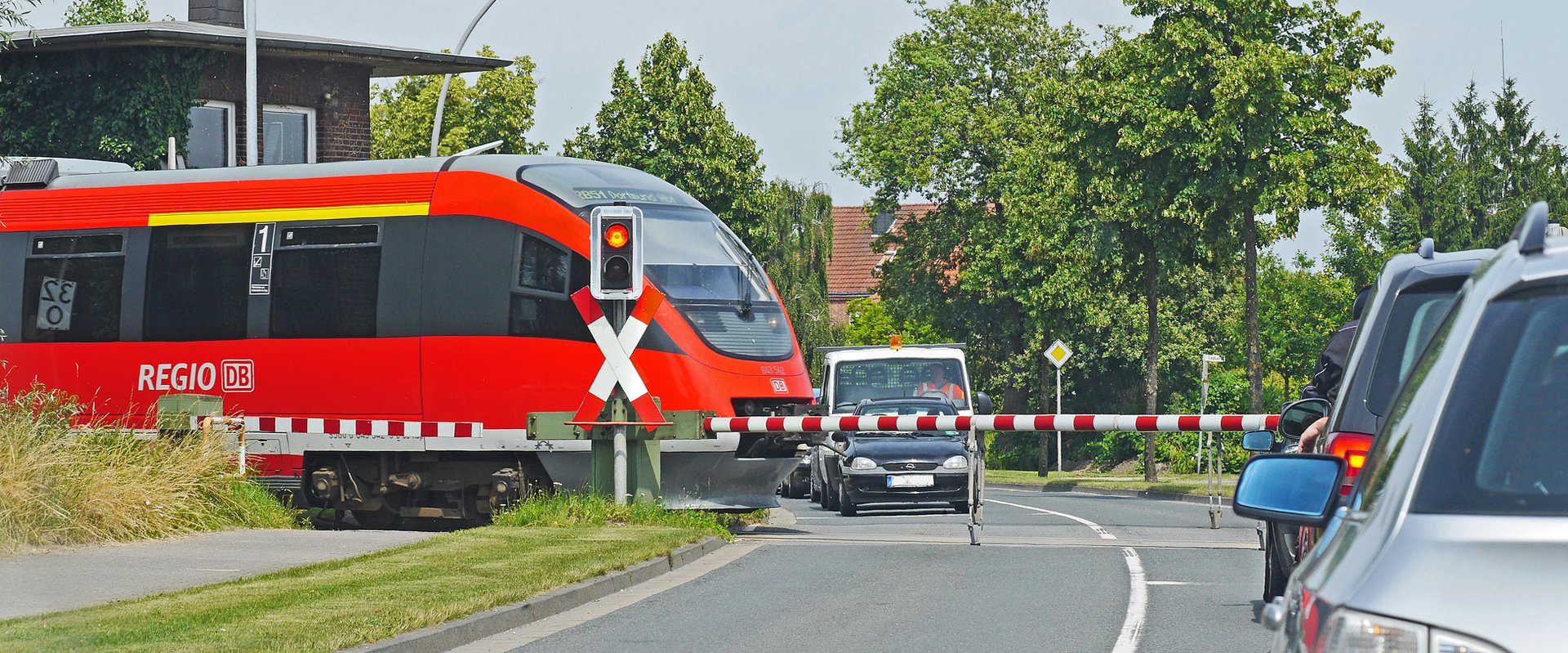 Bahnübergang mit wartenden Autos. Foto: Erich Westendarp/Pixelio.de
