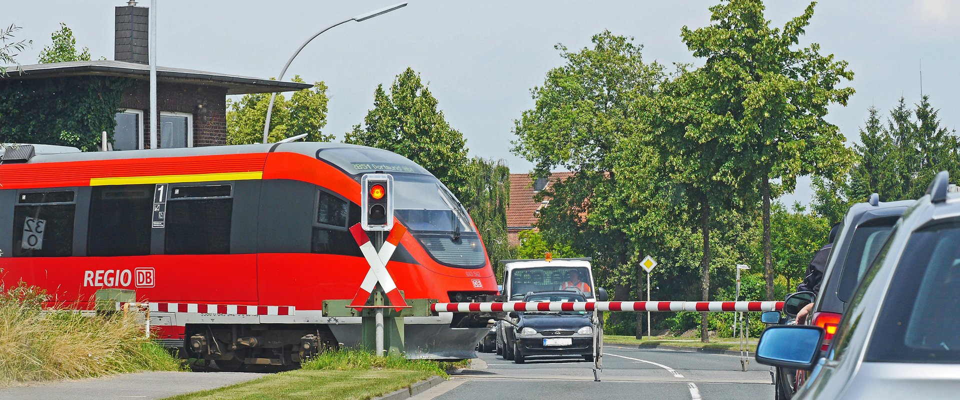 Bahnübergang mit wartenden Autos. Foto: Erich Westendarp/Pixelio.de