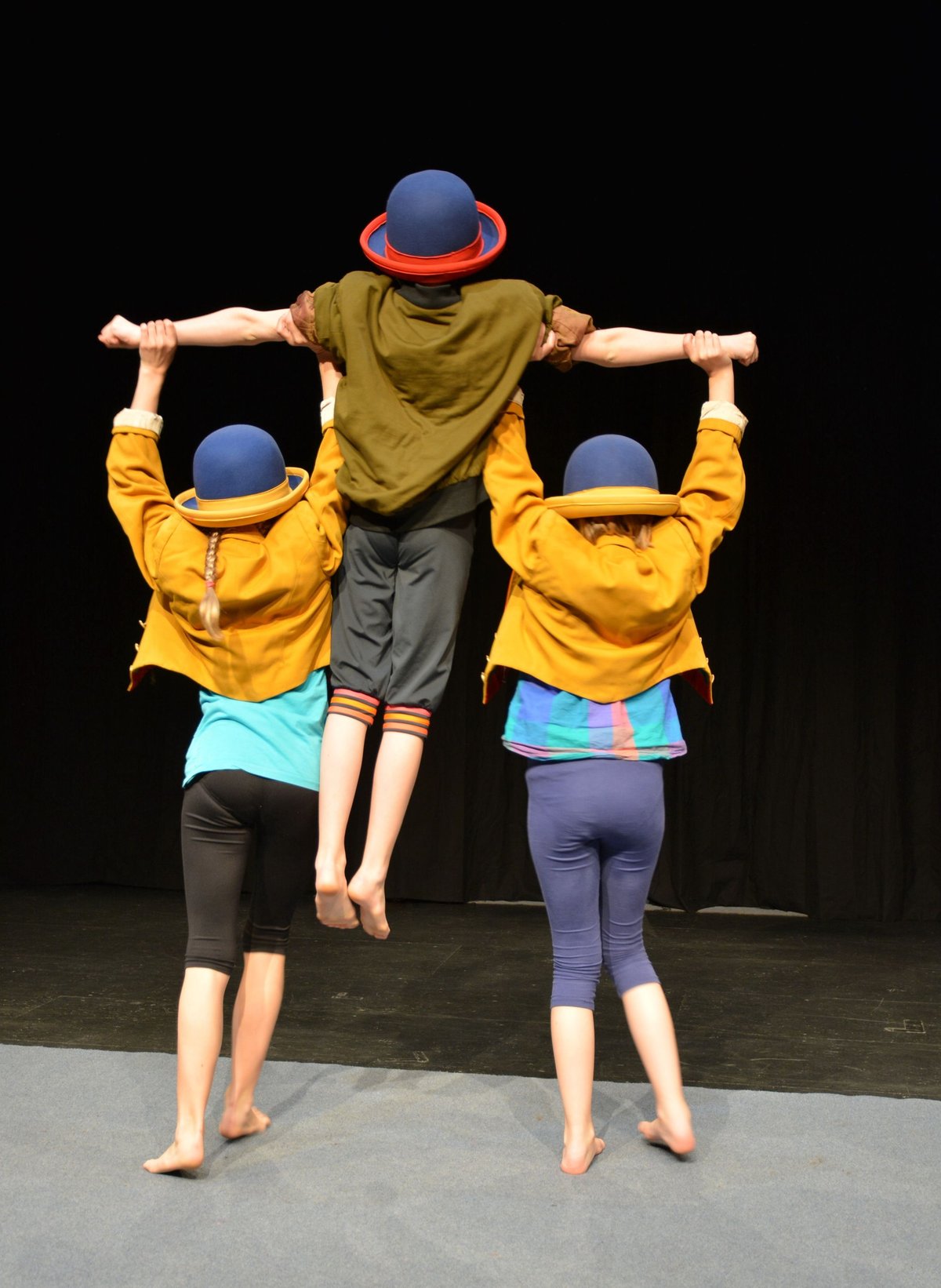 Junge Akrobatinnen beim Bühnentag Kulturelle Bildung 2015. Foto: Sabine Bley
