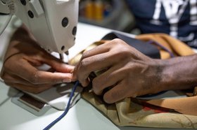 Person, die den Faden durch die Nadel einer Nähmaschine zieht. Foto: nappy/Pexels Person, die den Faden durch die Nadel einer Nähmaschine zieht. Foto: nappy/Pexels