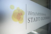 Logo Wirtschaftsförderung Stadt Oldenburg. Orangefarbene, sich überschneidende Bubbles mit Schriftzug. Foto: Markus Monecke, Studio M