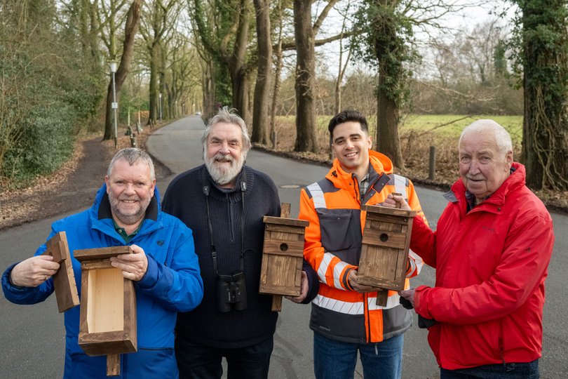 Rüdiger Wohlers (NABU), Jörg Grützmann (Ornithologische Arbeitsgemeinschaft), Gabriel Kaya (Fachdienst Stadtgrünpflege) und Rolf Grösch (NABU) bauten die ersten Nistkästen im Drögen-Hasen-Weg an. Foto: Sascha Stüber