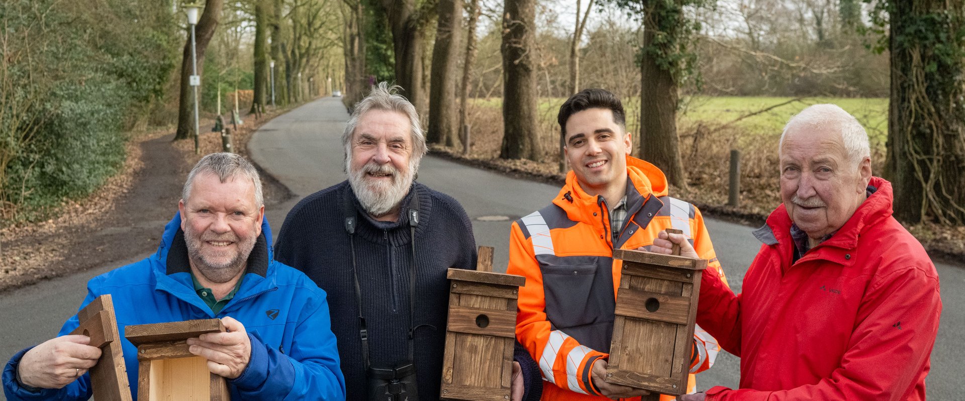 Rüdiger Wohlers (NABU), Jörg Grützmann (Ornithologische Arbeitsgemeinschaft), Gabriel Kaya (Fachdienst Stadtgrünpflege) und Rolf Grösch (NABU) bauten die ersten Nistkästen im Drögen-Hasen-Weg an. Foto: Sascha Stüber