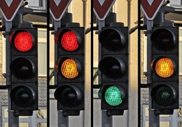 Unterschiedlich leuchtende Ampeln. Foto: WikimediaImages/Pixabay