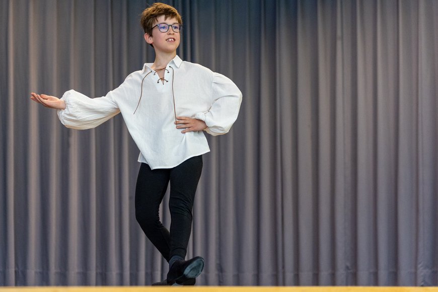 Ein Junge auf der Bühne. Foto: Sascha Stüber