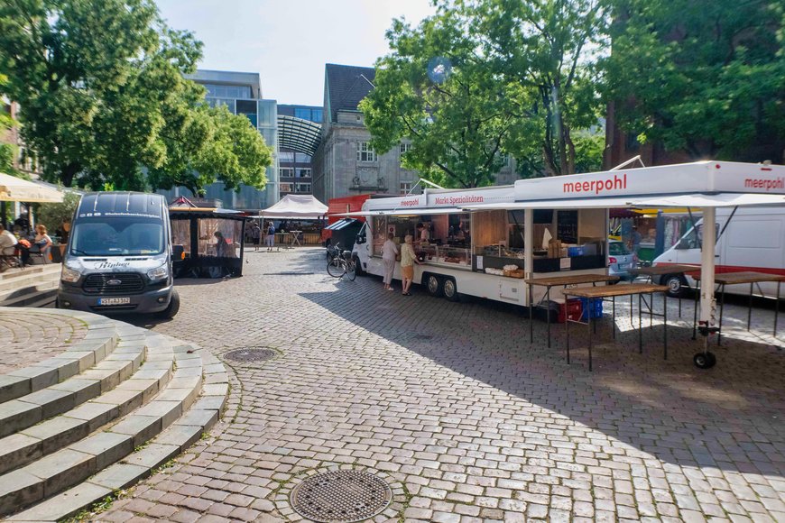 Blick über den Wochenmarkt auf dem Rathausmarkt. Foto: Sascha Stüber