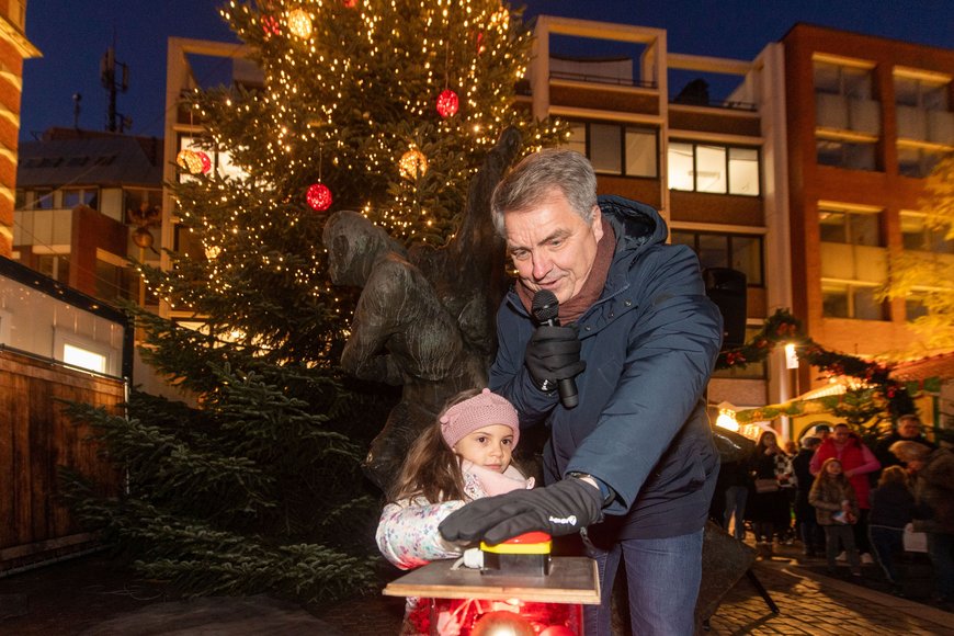 Oberbürgermeister Jürgen Krogmann und Lamberti-Engel Alegra drücken den Buzzer zur Eröffnung des Lamberti-Marktes 2023. Foto: Sascha Stüber