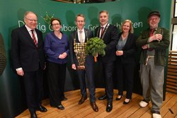 Daniel Günther, Ministerpräsident des Landes Schleswig-Holstein, ist neuer Grünkohlkönig. Von links: Stephan Weil, Klara Geywitz, Daniel Günther, Jürgen Krogmann, Nancy Faeser und Günther der Treckerfahrer. Foto: Torsten von Reeken