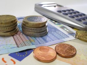Geld und Taschenrechner liegen auf einem Tisch. Foto: Claudia Hautumm/Pixelio Geld und Taschenrechner liegen auf einem Tisch.