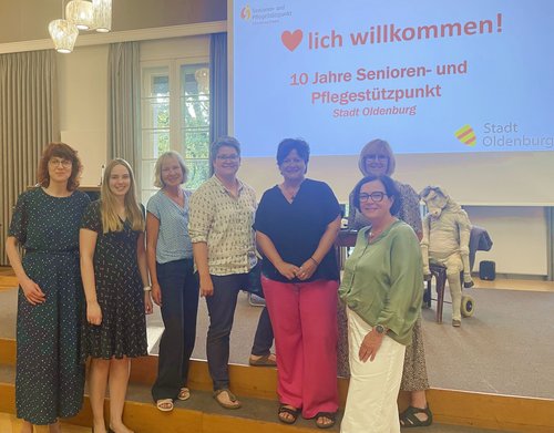 Feierten das zehnjährige Bestehen des Senioren- und Pflegestützpunkts Niedersachsen (SPN) der Stadt Oldenburg (von links): Katrin Busse (SPN), Carina Fugel (Geschäftsführung SPN), Regina Schmidt (SPN), Lena Haddenhorst (Fachdienstleitung Pflege, Wohne Foto: Stadt Oldenburg