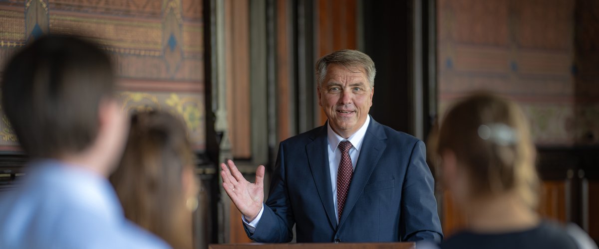 Jürgen Krogmann steht am Rednerpult. Foto: Assanimoghaddam/Mittwollen