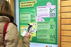 Auf den Plakaten in Ofenerdiek geben die Teilnehmenden ein Stimmungsbild mit Punkten bezüglich der für sie wichtigsten Fragen rund um den Wärmeplan. Foto: Jörg Hemmen