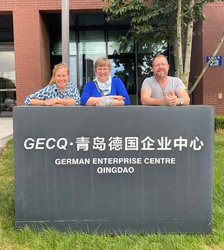 Projektleiterin Sonja Trüper (erste von links), Geschäftsführerin Kerstin Kaehler vom German Enterprise Centre Qingdao (Mitte) und Lehrkraft Tilo Lippold (erste von rechts). Foto: BBS Wechloy