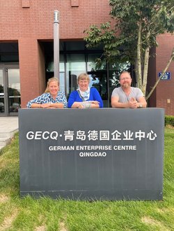 Projektleiterin Sonja Trüper (erste von links), Geschäftsführerin Kerstin Kaehler vom German Enterprise Centre Qingdao (Mitte) und Lehrkraft Tilo Lippold (erste von rechts). Foto: BBS Wechloy Projektleiterin Sonja Trüper (erste von links), Geschäftsführerin Kerstin Kaehler vom German Enterprise Centre Qingdao (Mitte) und Lehrkraft Tilo Lippold (erste von rechts). Foto: BBS Wechloy