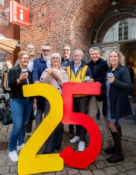 Feiern das Jubiläum: Britta Silchmüller, Olaf Meenen, Stefan Dieker, Silke Fennemann, Oberbürgermeister Jürgen Krogmann, Ralph Wilken, Christian Bunk, Bettina Unruh. Foto: OTM/Hauke-Christian Dittrich Feiern das Jubiläum: Britta Silchmüller, Olaf Meenen, Stefan Dieker, Silke Fennemann, Oberbürgermeister Jürgen Krogmann, Ralph Wilken, Christian Bunk, Bettina Unruh. Foto: OTM/Hauke-Christian Dittrich