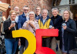 Feiern das Jubiläum: Britta Silchmüller, Olaf Meenen, Stefan Dieker, Silke Fennemann, Oberbürgermeister Jürgen Krogmann, Ralph Wilken, Christian Bunk, Bettina Unruh. Foto: OTM/Hauke-Christian Dittrich