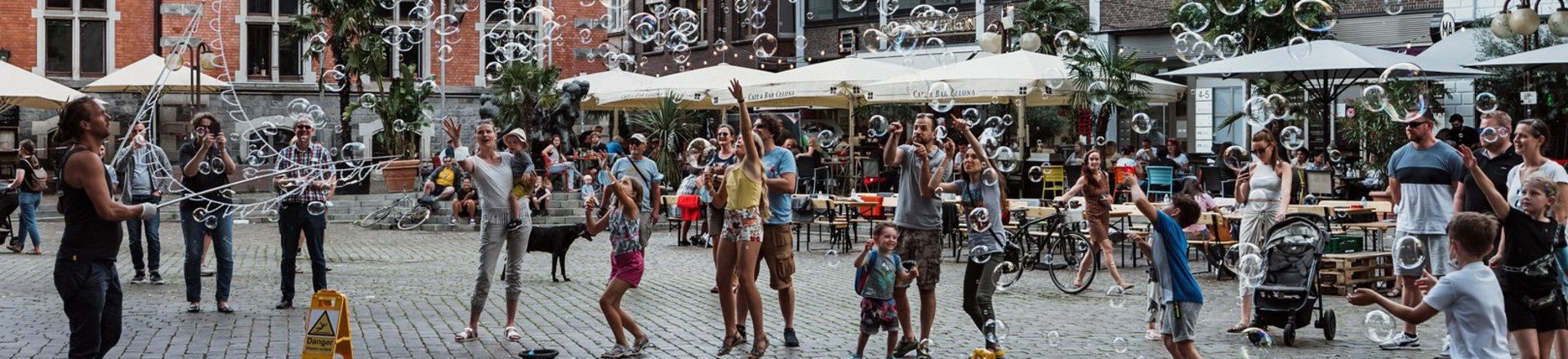 Seifenblasenkünstler auf dem Oldenburger Marktplatz. Foto: Mittwollen und Gradetchliev