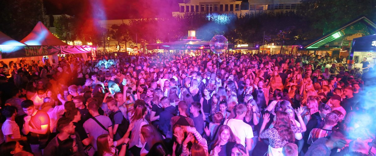 Viele Menschen feiern das Stadtfest auf dem Julius-Mosen-Platz. Foto: E&M Marketing