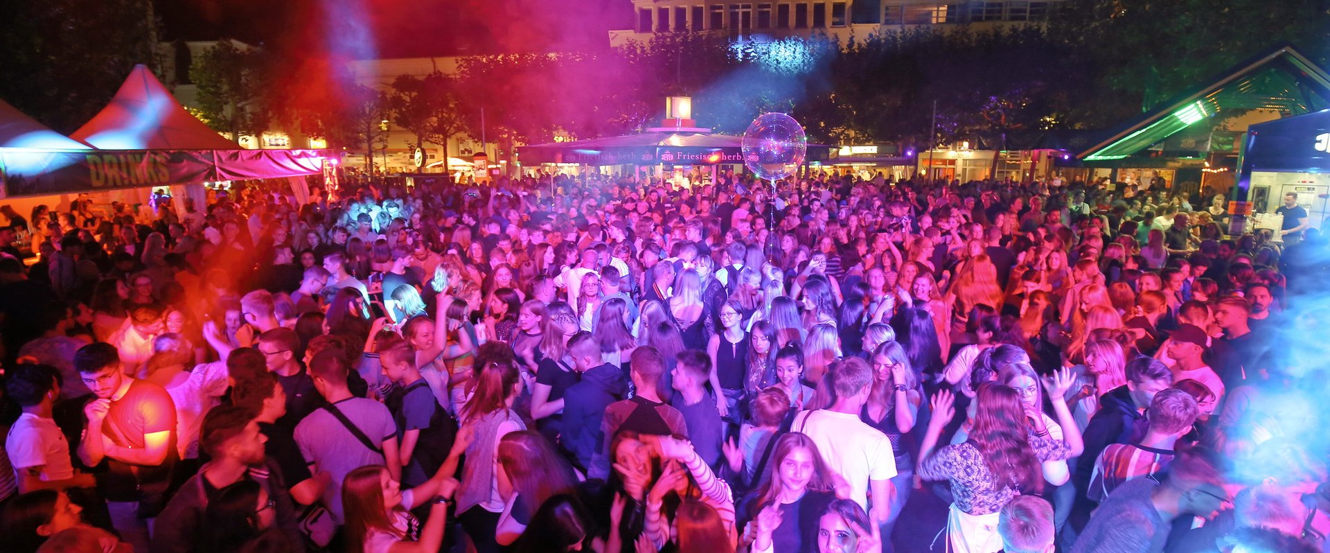 Viele Menschen feiern das Stadtfest auf dem Julius-Mosen-Platz. Foto: E&M Marketing