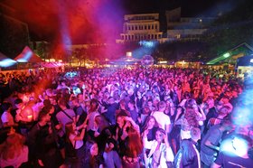 Viele Menschen feiern das Stadtfest auf dem Julius-Mosen-Platz. Foto: E&M Marketing
