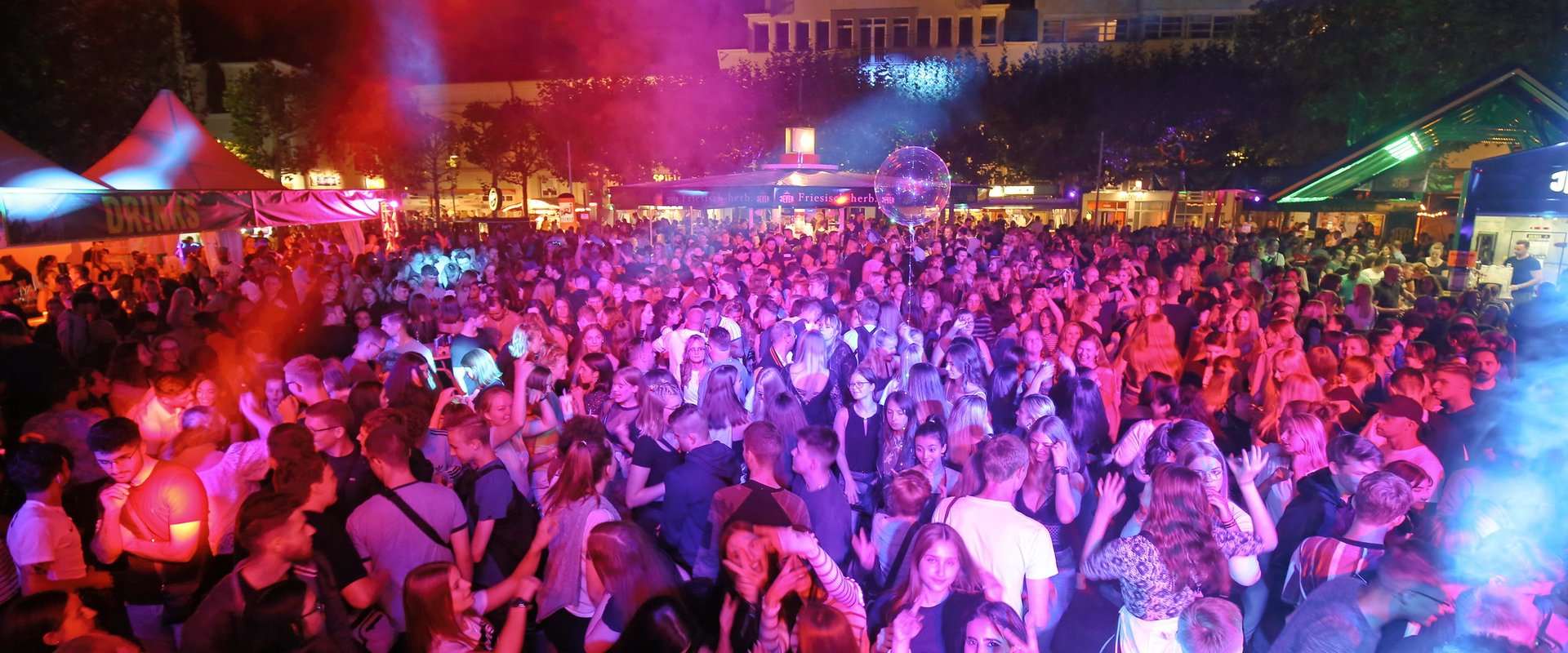 Viele Menschen feiern das Stadtfest auf dem Julius-Mosen-Platz. Foto: E&M Marketing