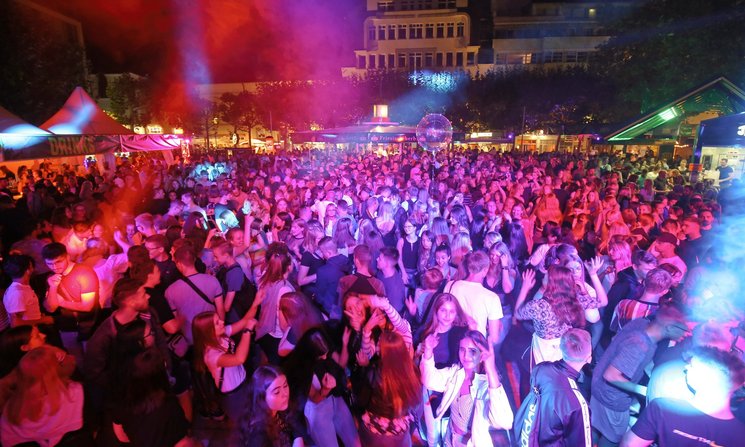 Viele Menschen feiern das Stadtfest auf dem Julius-Mosen-Platz. Foto: E&M Marketing