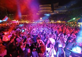 Viele Menschen feiern das Stadtfest auf dem Julius-Mosen-Platz. Foto: E&M Marketing