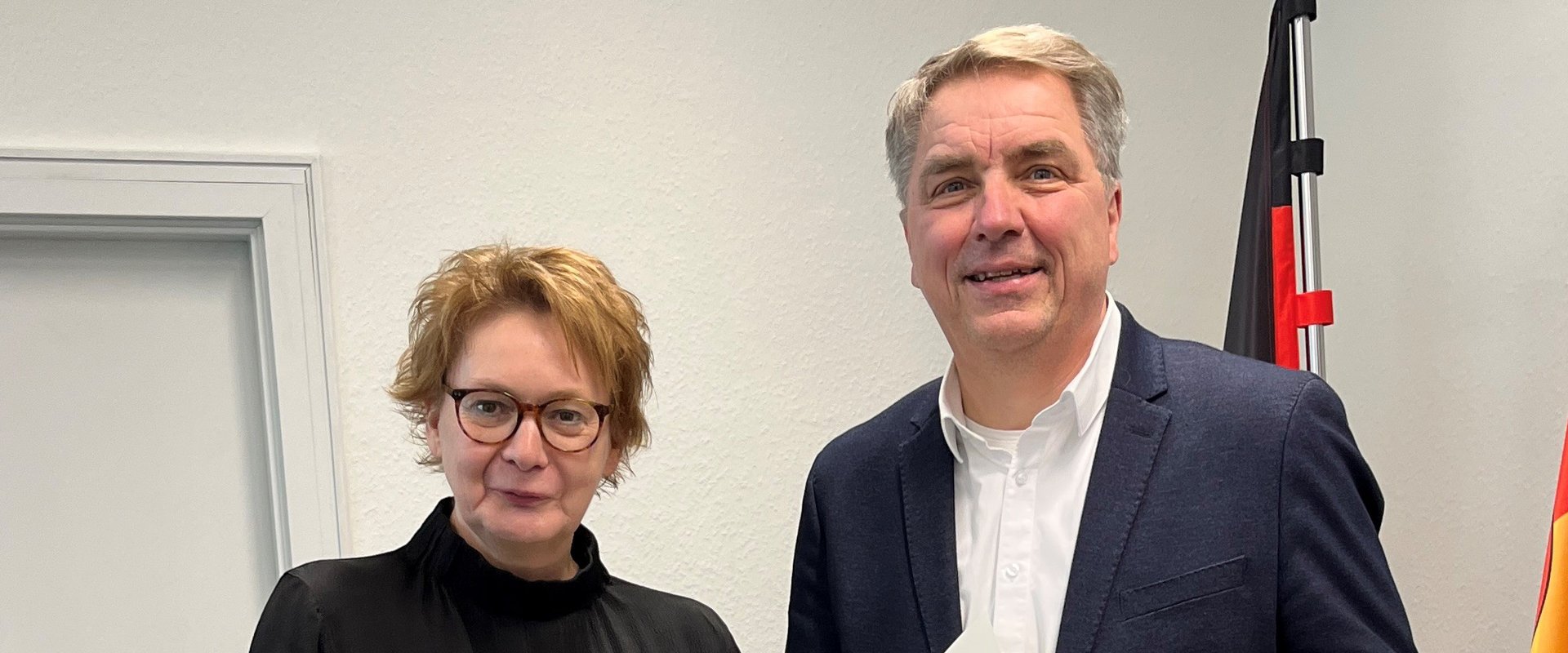 Innenministerin Daniela Behrens übergibt Oberbürgermeister Jürgen Krogmann eine Urkunde über die Umbenennung. Foto: Stadt Oldenburg
