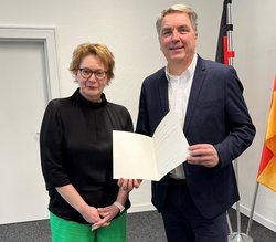 Innenministerin Daniela Behrens übergibt Oberbürgermeister Jürgen Krogmann eine Urkunde über die Umbenennung. Foto: Stadt Oldenburg Innenministerin Daniela Behrens übergibt Oberbürgermeister Jürgen Krogmann eine Urkunde über die Umbenennung. Foto: Stadt Oldenburg