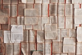 Bücher an einer Wand. Foto: pixabay.com
