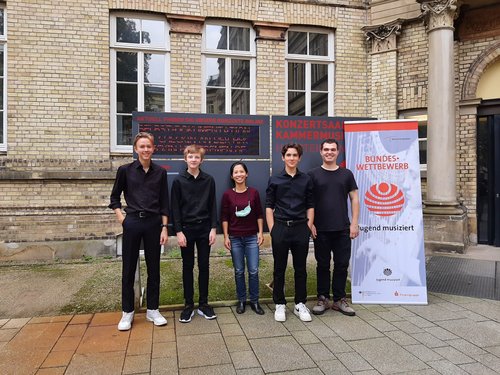 Erfolgreich beim Bundesfinale in Bremen: das Schlagzeug-Ensemble der Musikschule mit (von links) Arved Burggräf, Neo Wernecke, Hsin Lee (Lehrerin), Oskar Böhmer und Tobias Haußmann (Lehrer). Foto: Stadt Oldenburg