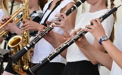 Nahaufnahme vom Klarinetten-, Trompeten- und Saxophonspiel Foto: Tobias Frick